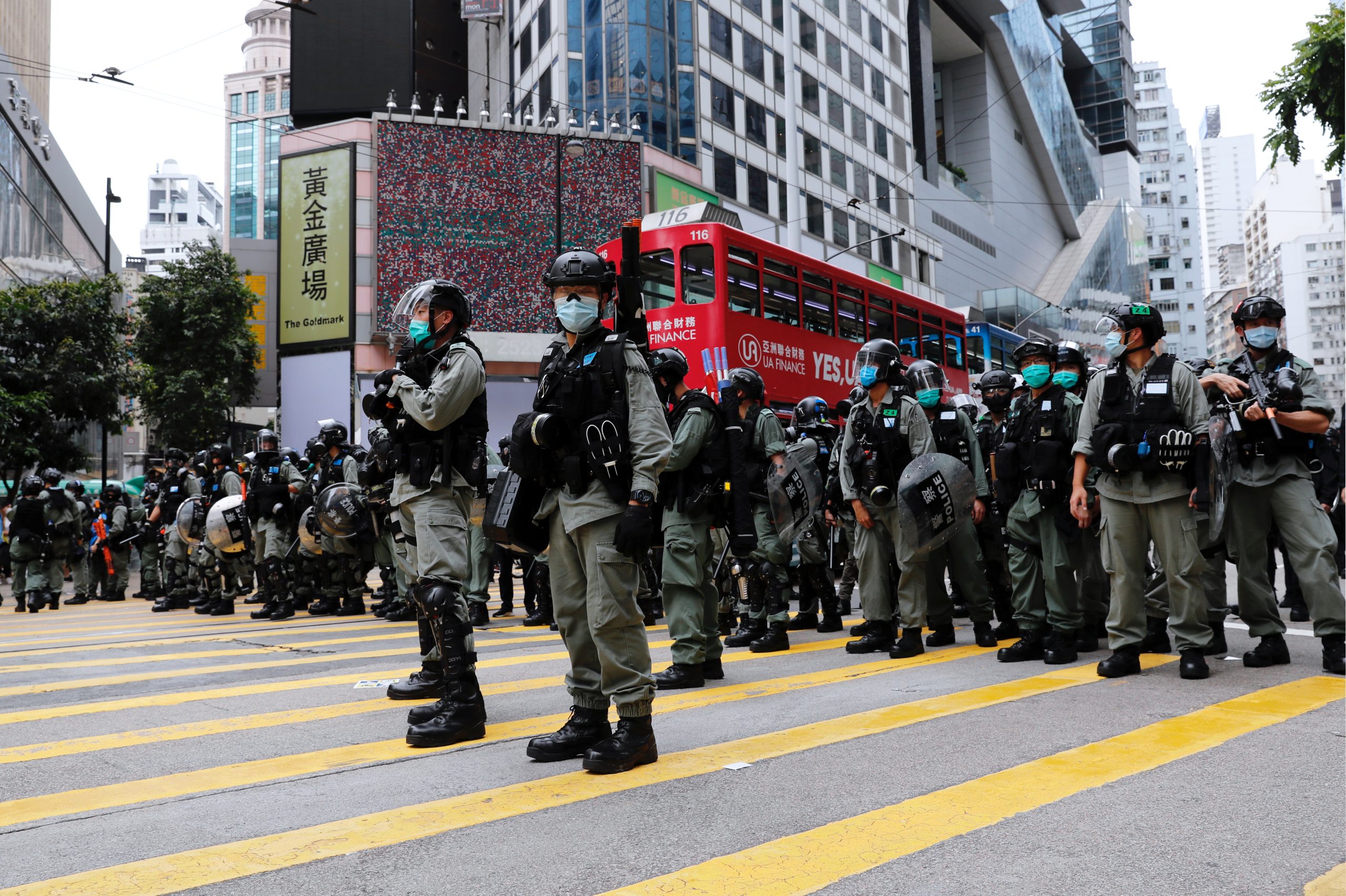 Riot police stand guard during a march against Beijing's plans to impose national security legislation in Hong Kong, China May 24, 2020. REUTERS/Tyrone Siu - RC2YUG9X7QWB